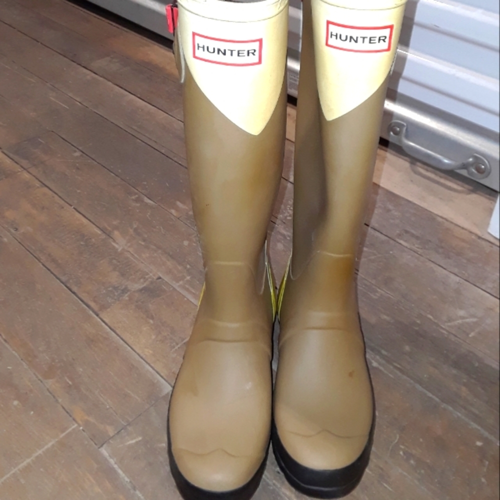 Hunter rain boots. Beige and white. Size 7 women
